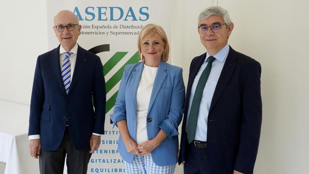 El presidente de Asedas, Josep Antoni Duran i Lleida, la consejera de Industria, Comercio y Empleo, Leticia García, y el presidente de Asucyl, José Daniel Posadas, en la presentación del IX Observatorio de Comercio Electrónico en Alimentación