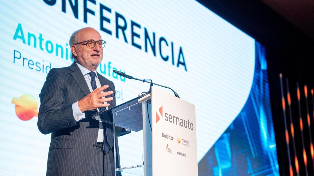 El presidente de Repsol, Antonio Brufau, interviene durante la inauguración del XII encuentro de Sernauto