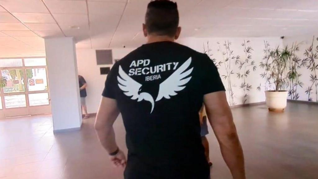 Antonio Plana, jefe de APD Security, en el edificio con narcopisos de Benidorm.