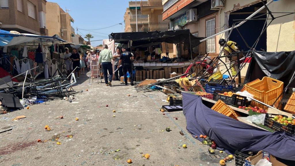 Los bomberos sacando escombros tras la explosión en el bar.