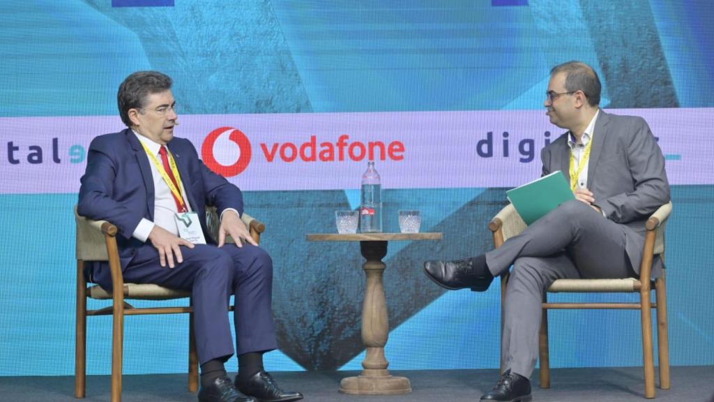 El consejero delegado de Vodafone España, José Miguel García, (izquierda) durante su intervención en el Digital Summit 2025.