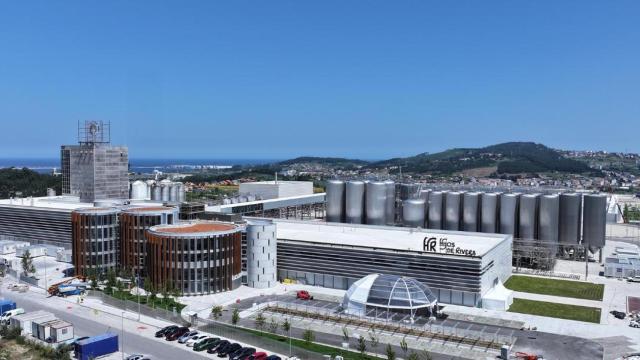Vista panorámica de la nueva fábrica de Estrella Galicia en el polígono de Morás en Arteixo (A Coruña).