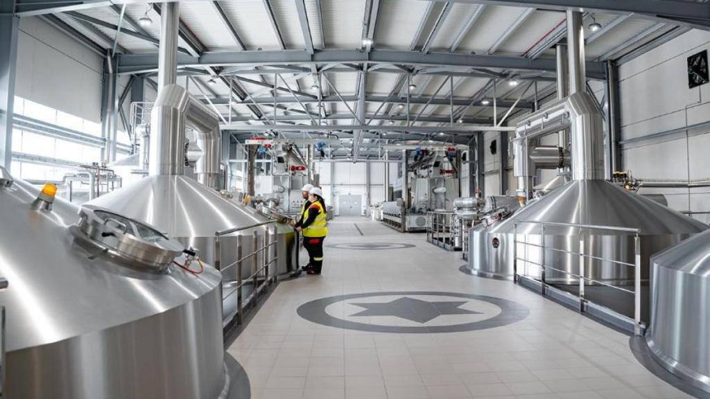 Nave de producción de cerveza en la nueva planta de Morás.