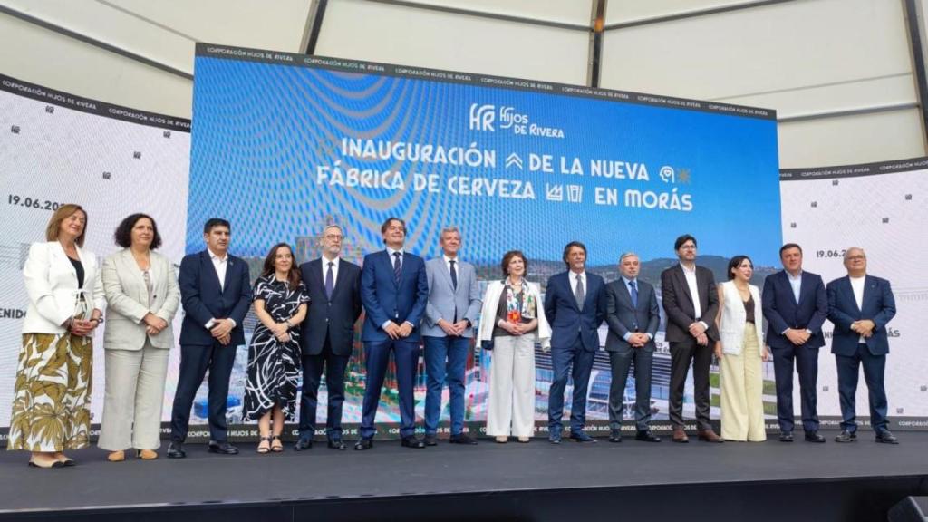 Autoridades y responsables de Hijos de Rivera, al término de la presentación de la nueva fábrica.