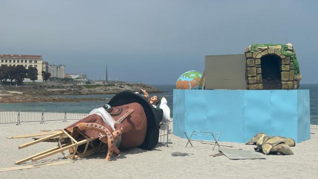 La falla de San Juan 2025 de A Coruña va tomando forma en la playa de Riazor