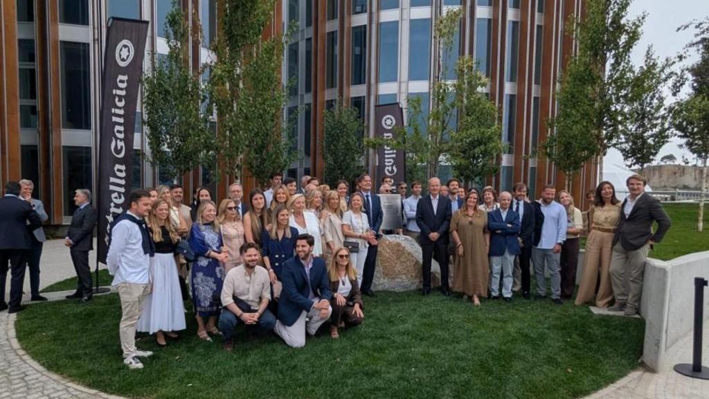 Miembros de la familia Rivera se fotografían junto a la placa de inauguración de la fábrica de Morás.