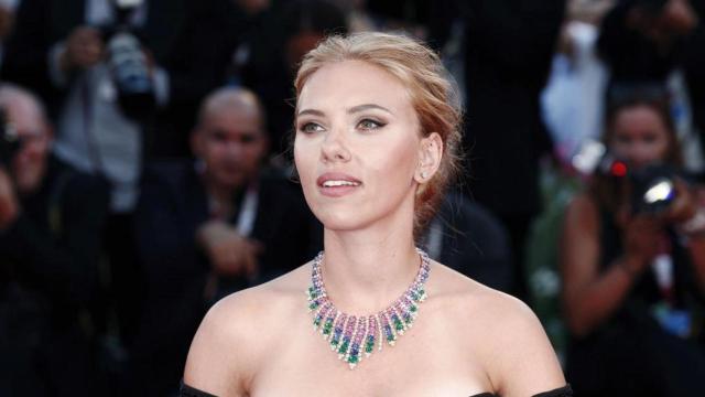 Scarlett Johansson en la alfombra roja.
