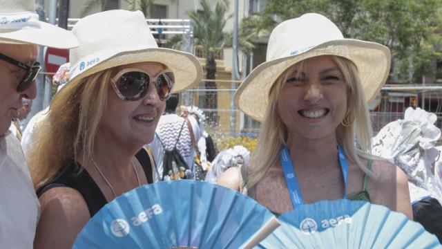 Unas asistentes a las Hogueras de Alicante con un abanico este jueves.