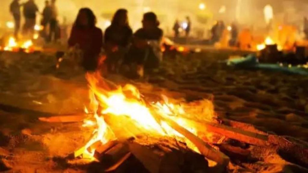 Imagen de una hoguera de San Juan en A Coruña.