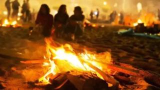 Imagen de una hoguera de San Juan en A Coruña.