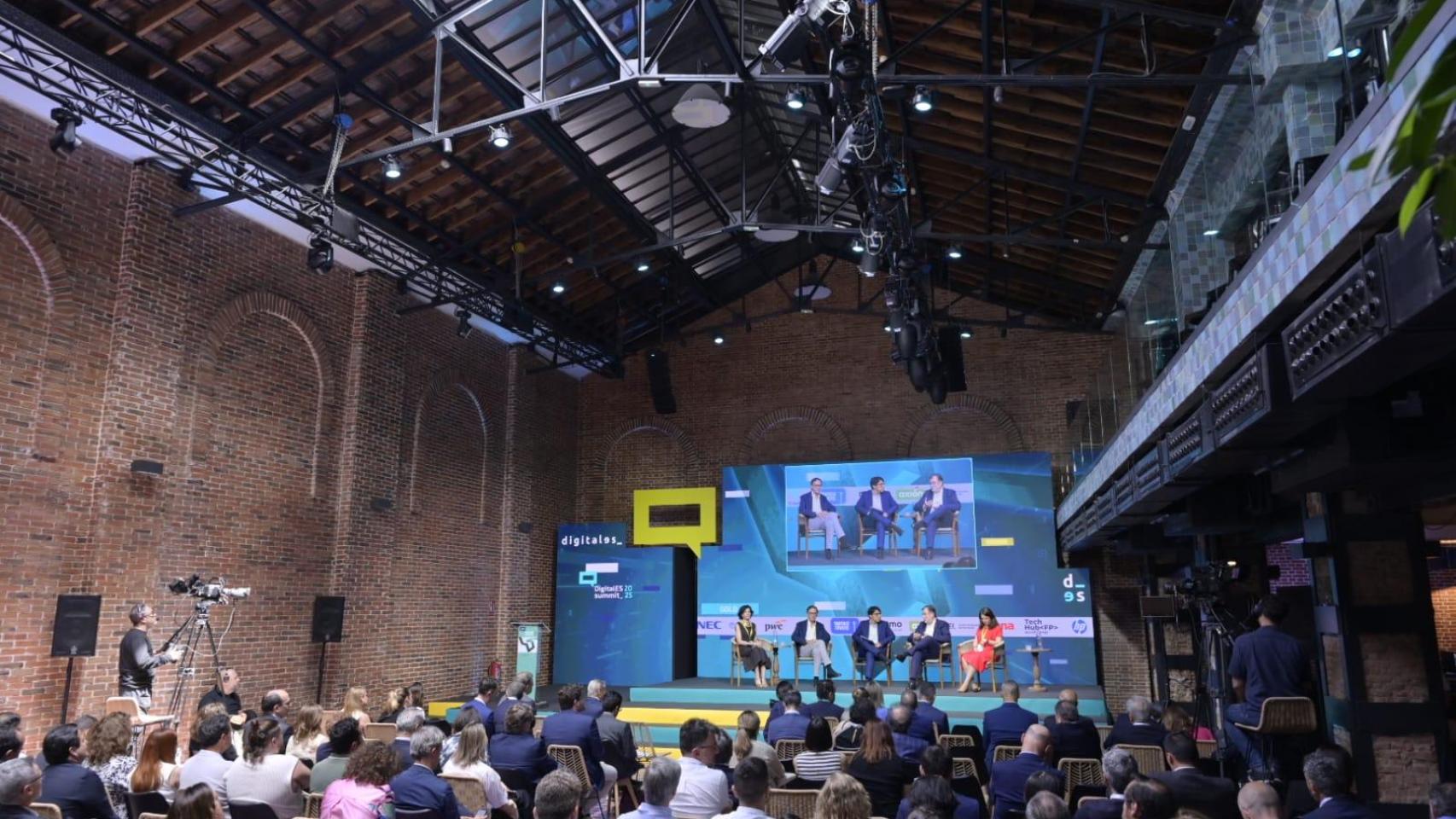 Mesa redonda sobre infraestructuras en DigitalES Summit 2025.