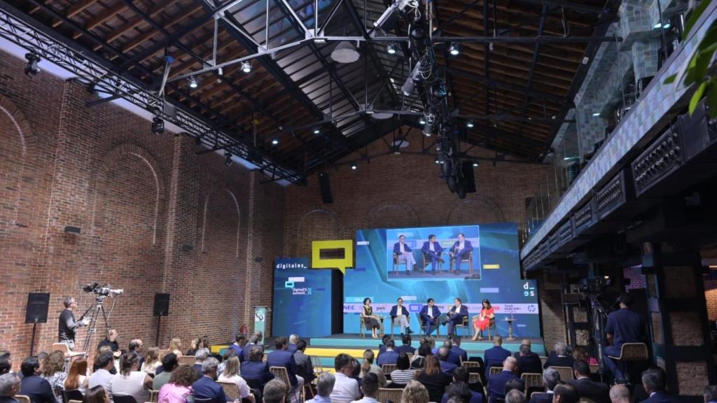 Mesa redonda sobre infraestructuras en DigitalES Summit 2025.