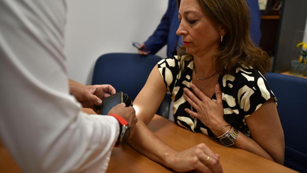 Patricia Navarro probando el telederma.