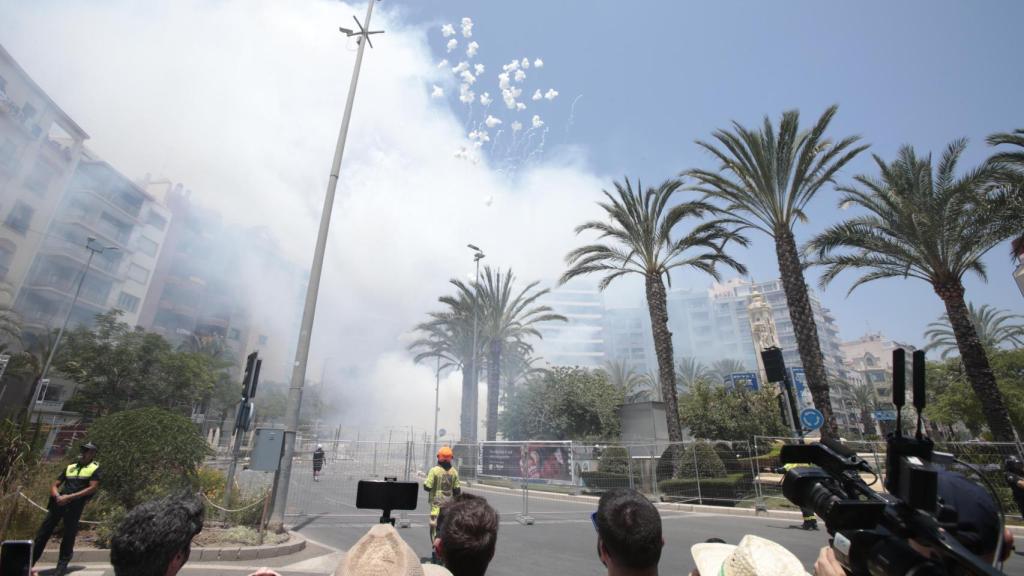 El humo de la mascletà inunda la plaza de Luceros este jueves.