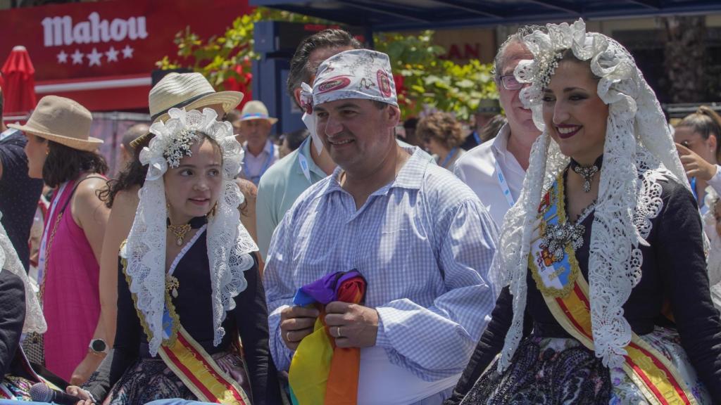 La Bellea del Foc infantil Valentina Tárraga y la adulta Adriana Vico rodean al presidente David Olivares.