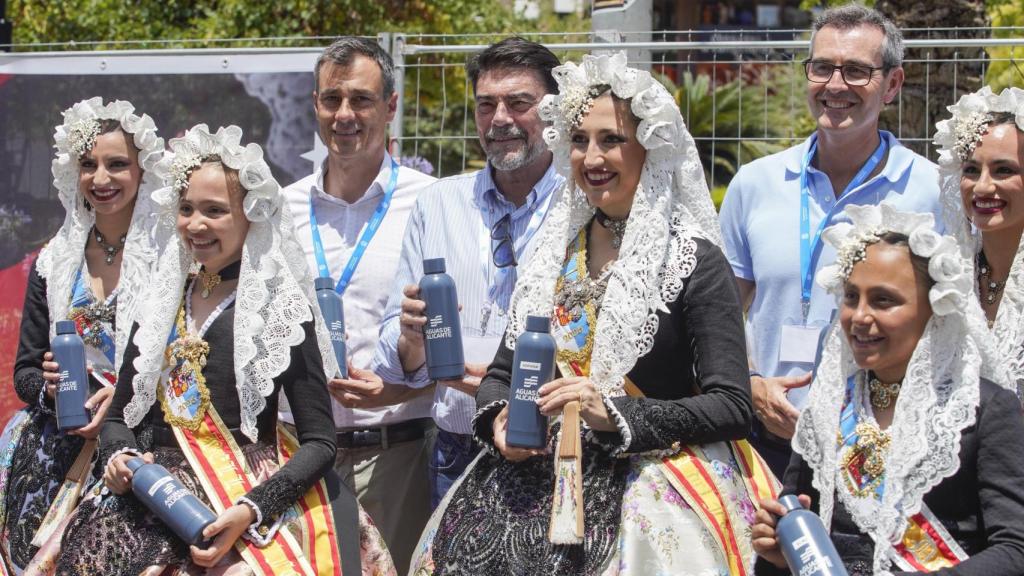 Jordi Azorín, de Hidraqua, y Sergio Sánchez, de Aguas de Alicante, junto a las Belleas del Foc y sus damas.