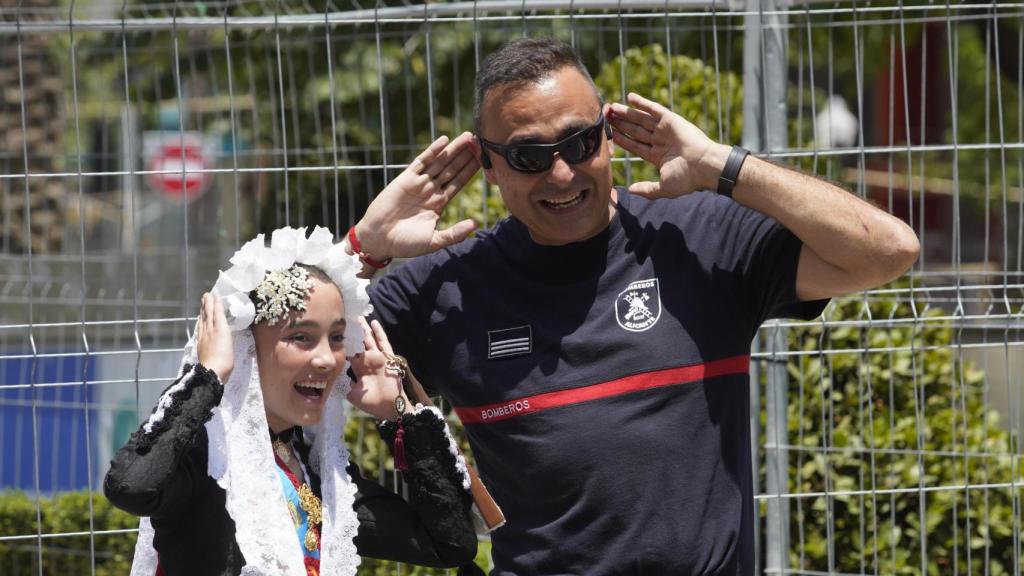 La Bellea del Foc Valentina Tárraga con uno de los bomberos de Alicante.