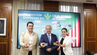Presentación de la renovación del patrocinio de Caja Rural de Zamora y la campaña de socios del Zamora CF. Intervienen el presidente del Zamora CF, Francisco Javier Páez; la directora de Comunicación del Zamora CF, Celia Conde, y el director general de Caja Rural de Zamora, Cipriano García.