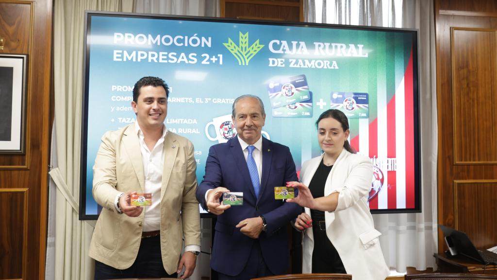Presentación de la renovación del patrocinio de Caja Rural de Zamora y la campaña de socios del Zamora CF. Intervienen el presidente del Zamora CF, Francisco Javier Páez; la directora de Comunicación del Zamora CF, Celia Conde, y el director general de Caja Rural de Zamora, Cipriano García.