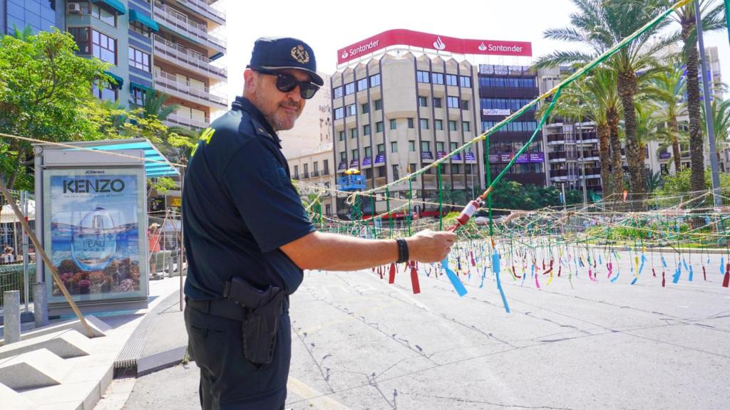 El teniente Ramón comprobando explosivos en una mascletà.