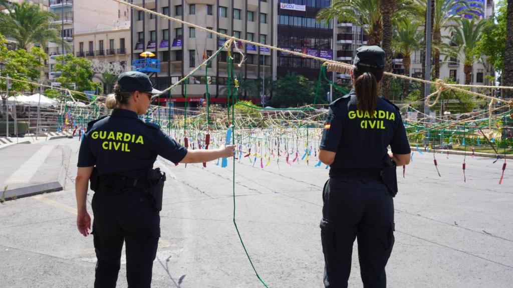 Guardias civiles comprueban que todo esté en orden en la mascletà del 18 de junio.