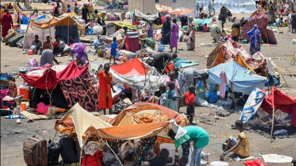 Civiles que huyeron de Sudán devastado por la guerra tras el estallido de combates entre el ejército sudanés y el campamento paramilitar de las Fuerzas de Apoyo Rápido (RSF) en el centro de tránsito del Alto Comisionado de las Naciones Unidas para los Refugiados (ACNUR) en Renk, cerca del punto de cruce fronterizo en el condado de Renk del estado del Alto Nilo, Sudán del Sur, el 1 de mayo de 2023.