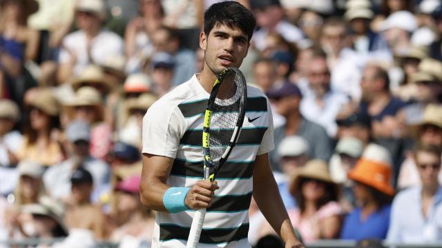Carlos Alcaraz celebra llevarse un juego en su partido ante Jaume Munar.