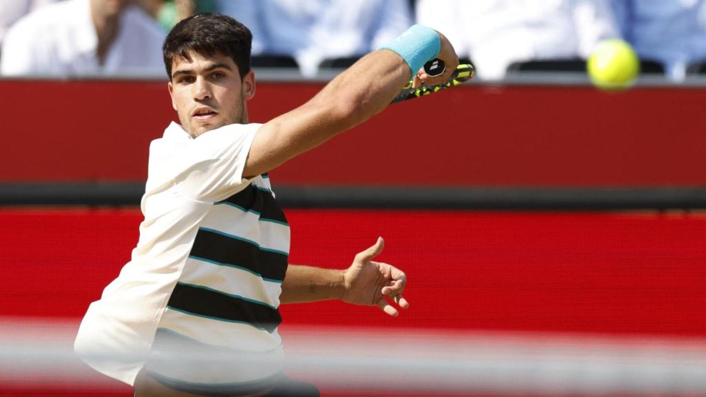 Carlos Alcaraz ejecuta un golpe en el torneo de Queen's.