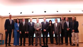 Foto de familia con el presidente de la OEI, Mariana Jabonero.