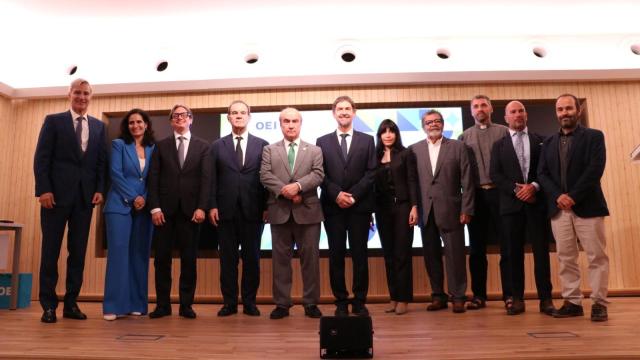 Foto de familia con el secretario general de la Organización de Estados Iberoamericanos, Mariano Jabonero.