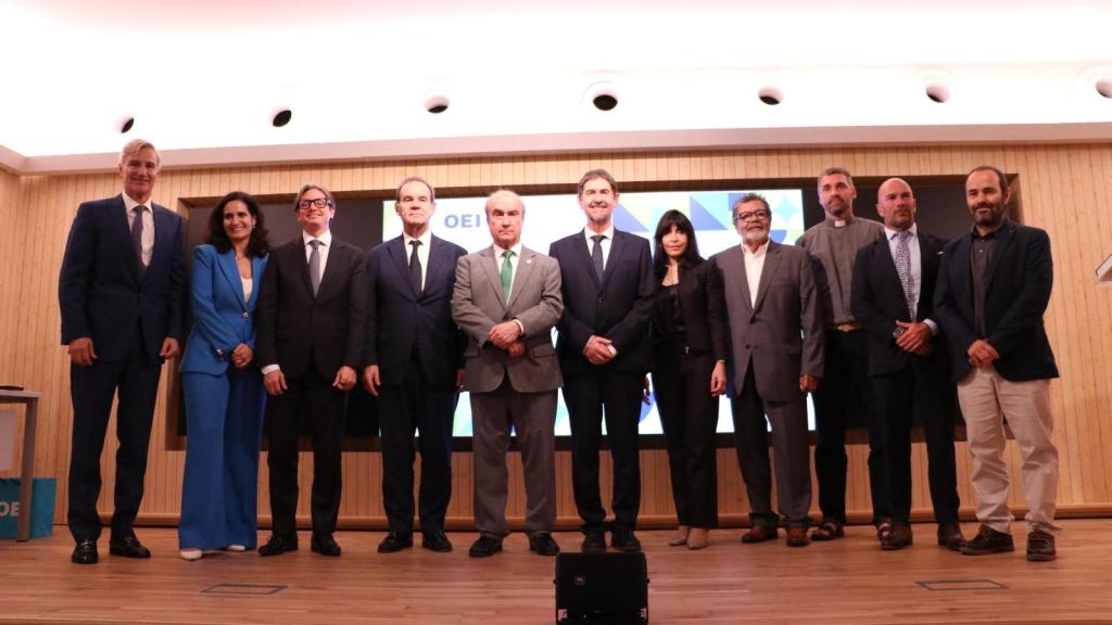 Foto de familia con el secretario general de la Organización de Estados Iberoamericanos, Mariano Jabonero.