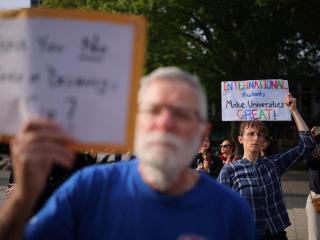 Manifestación para apoyar y celebrar a los estudiantes internacionales de la Universidad de Harvard.