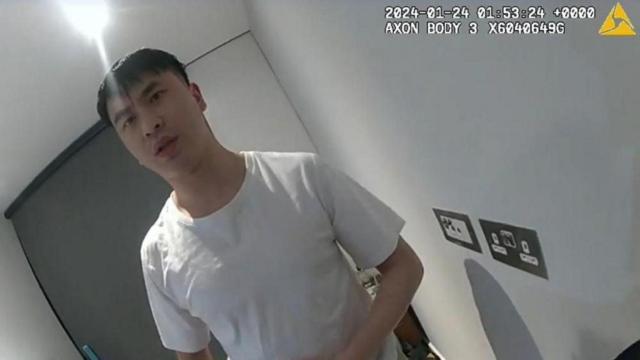 Una captura de pantalla de una cámara corporal muestra a Zhenhao Zou siendo arrestado en enero de 2024.