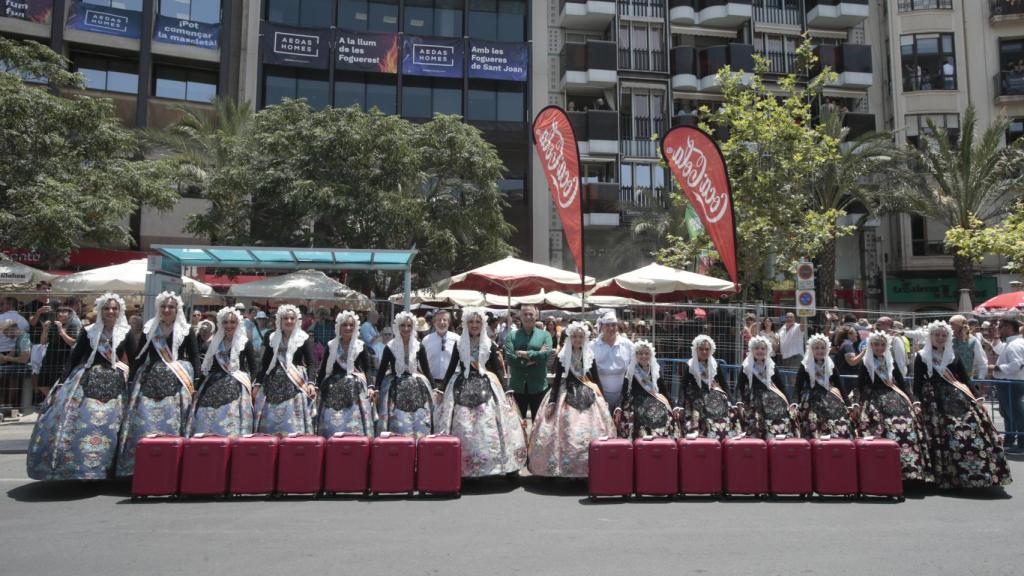 Ramón Alonso y las Belleas del Foc con sus damas de honor este jueves.