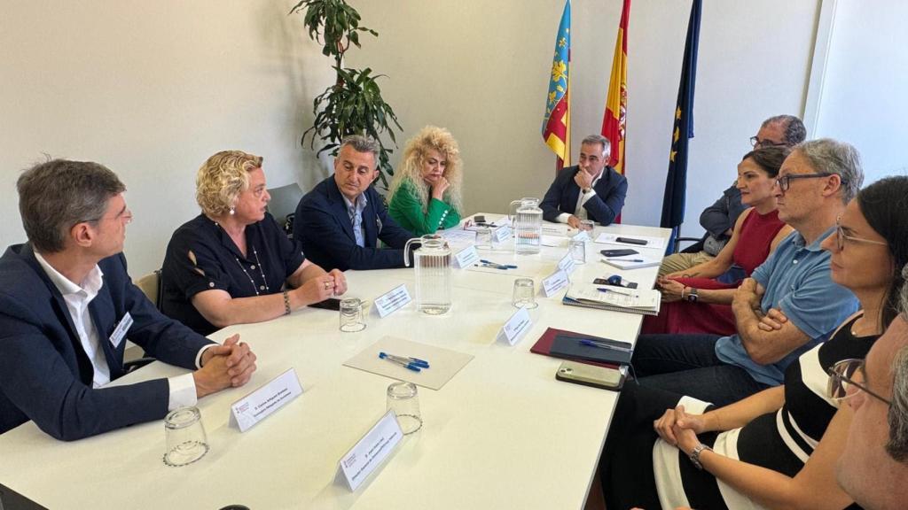 Presentación de 'Zumotron' a Miguel Barrachina, conseller de Agricultura, Agua, Ganadería y Pesca. EE