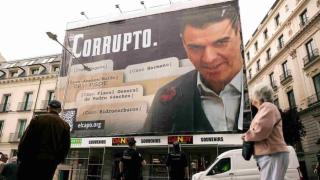 La lona de Hazte Oír frente al Congreso de los Diputados.