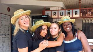 Las trabajadoras del bar Iruña, Aldi, Susi, Lucía y Diana.