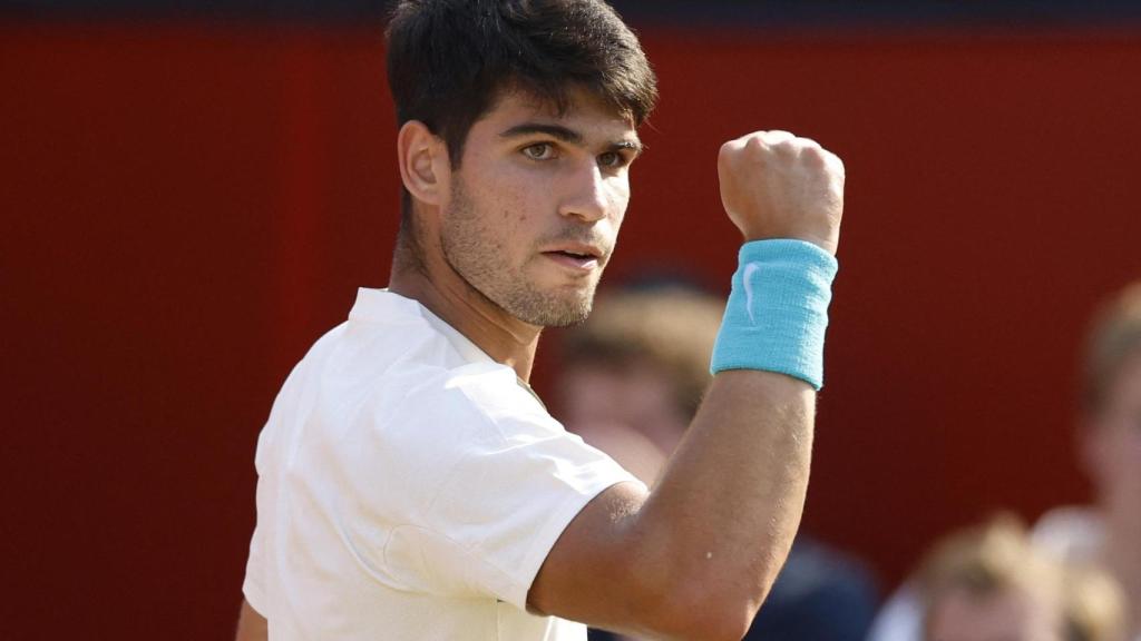 Carlos Alcaraz saca el puño para celebrar un punto en Queen's.
