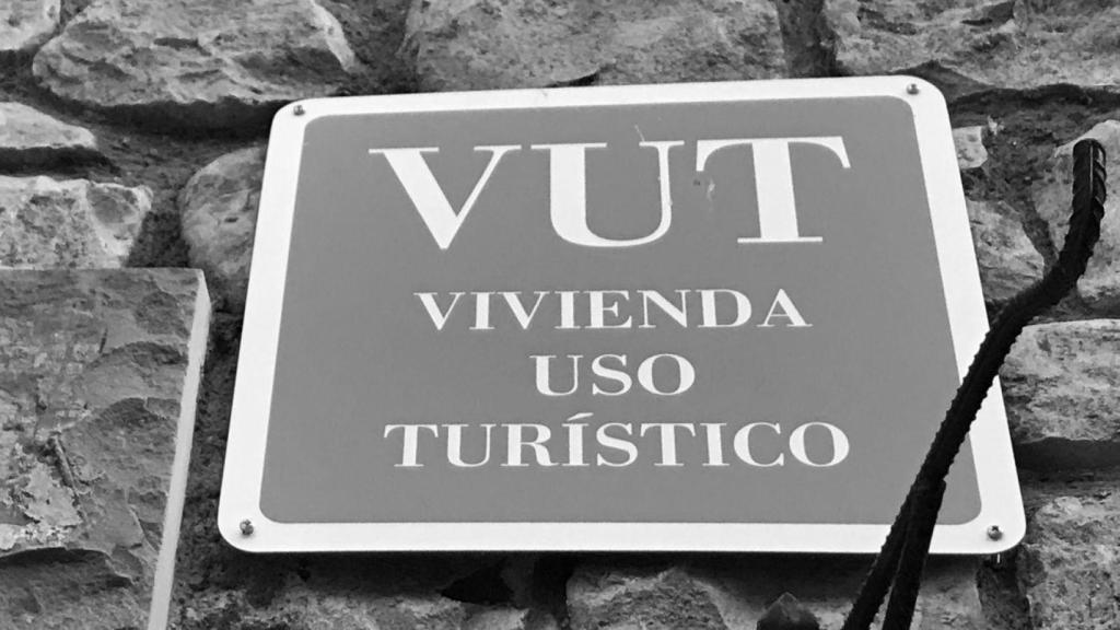 Cartel que señala estar dado de alta en el Registro de Viviendas de Uso Turístico