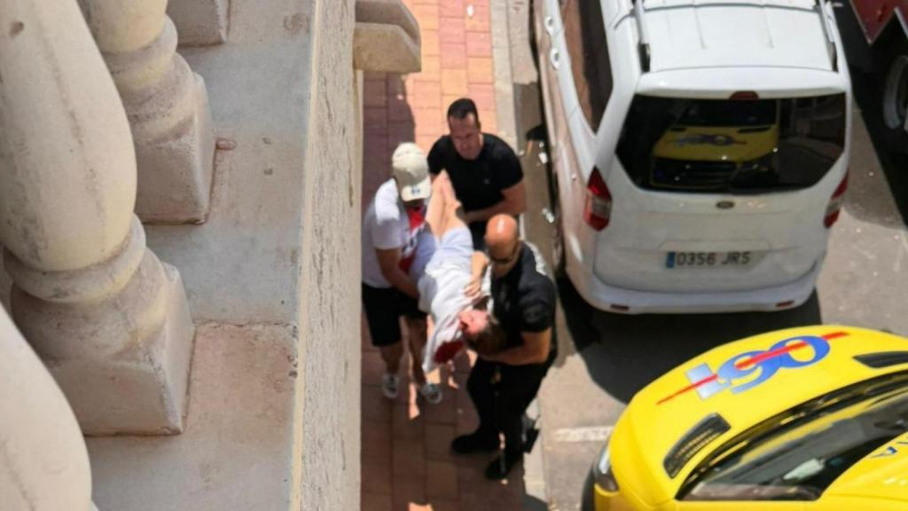 Personal de emergencias, este jueves, evacuando a una mujer herida tras la explosión.