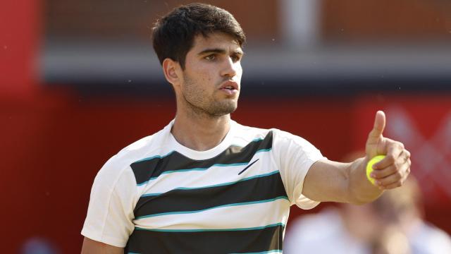 Alcaraz, con el pulgar en alto en el torneo de Queen's.