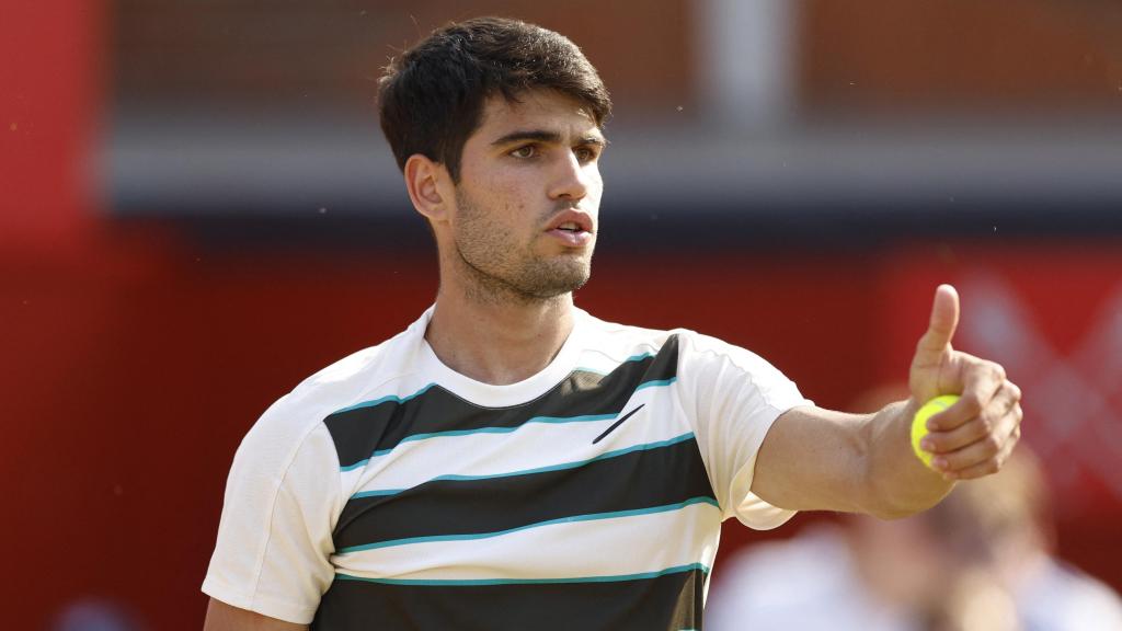 Alcaraz, con el pulgar en alto en el torneo de Queen's.