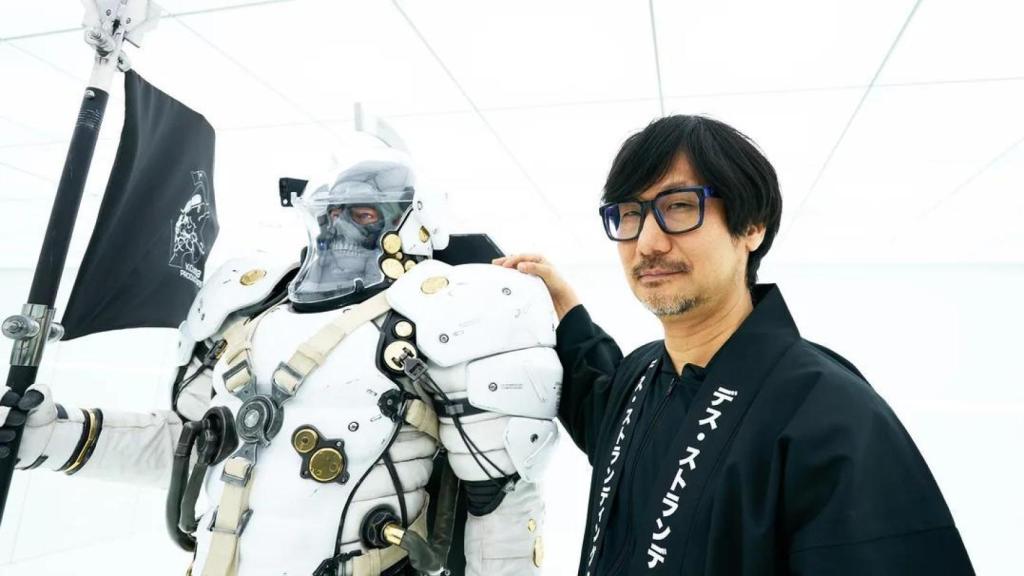 Hideo Kojima posa con una figura icónica de su propio estudio.