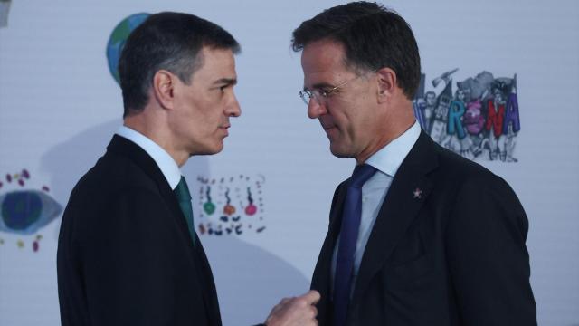 Pedro Sánchez, presidente del Gobierno, saluda a Mark Rutte, secretario general de la OTAN, en la cumbre de la Comunidad Política Europa de Tirana.