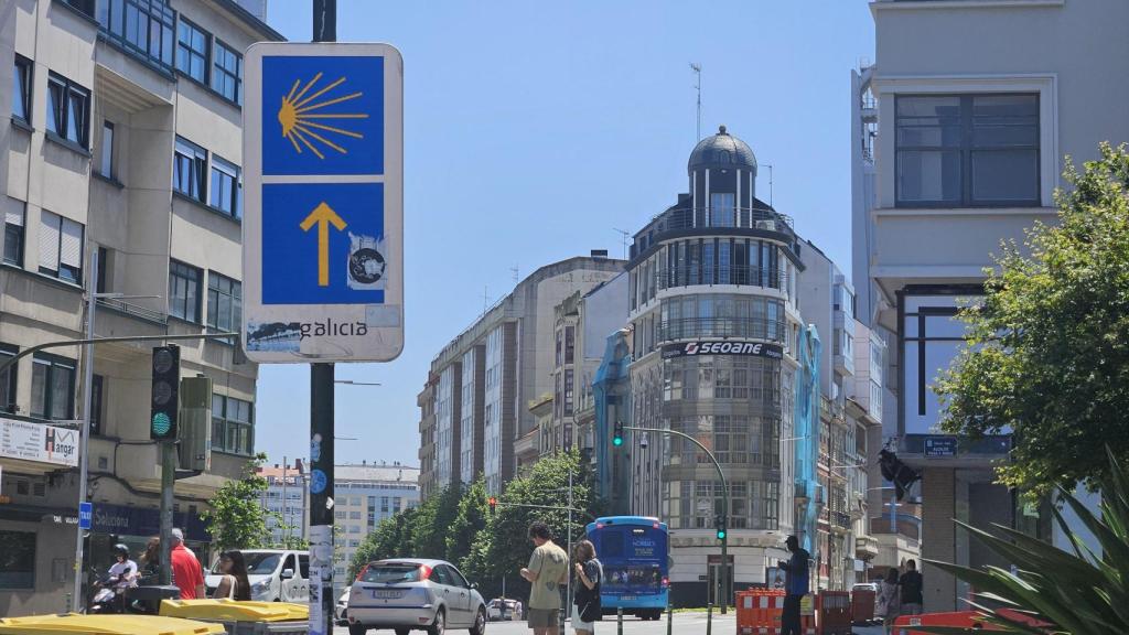 Una de las señales del Camino Inglés a su paso por Cuatro Caminos en A Coruña.