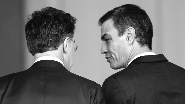 Pedro Sánchez junto a Mark Rutte, de espaldas.