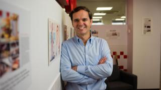 Daniel Agromayor en uno de los locales que dirige.