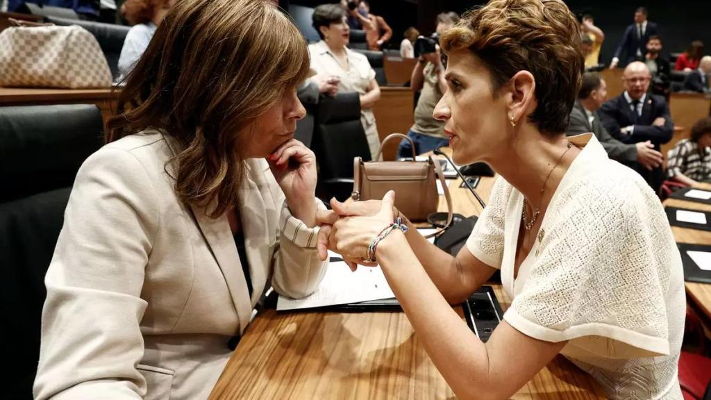 La expresidenta navarra Uxue Barkos, de Geroa Bai, junto María Chivite, en julio de 2023.