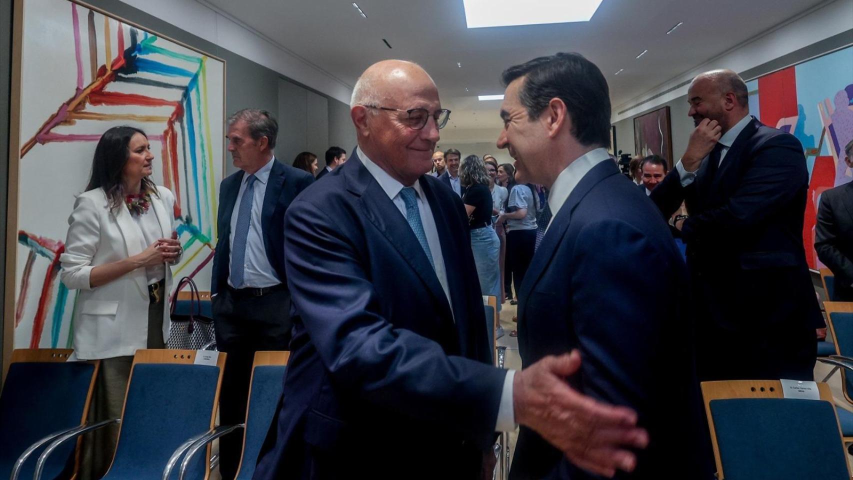 Josep Oliu, presidente de Banco Sabadell, y Carlos Torres, presidente de BBVA, en una imagen de archivo.