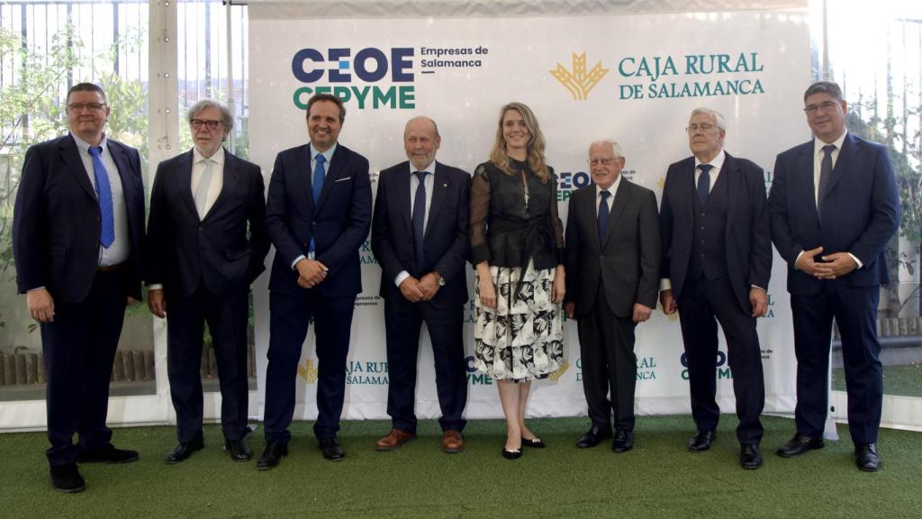 Premiados CEOE Cepyme Salamanca 2025 junto a  la presidenta de Cepyme, Ángela de Miguel; y el presidente de CEOE Castilla y León, Santiago Aparicio.